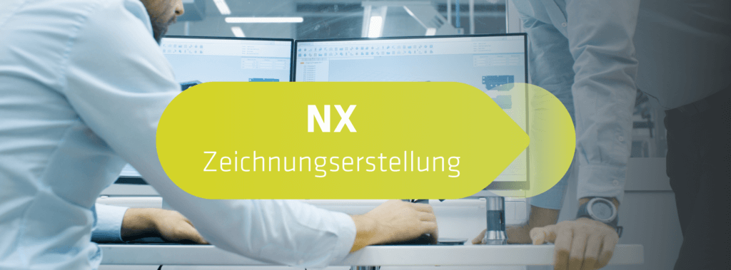 Beitragsbild zum NX-Training zur Zeichnungserstellung. Eine Person sitzt vor zwei Bildschirmen, eine andere lehnt sich auf den Schreibtisch. Auf den Bildschirmen sind CAD-Modelle zu sehen.