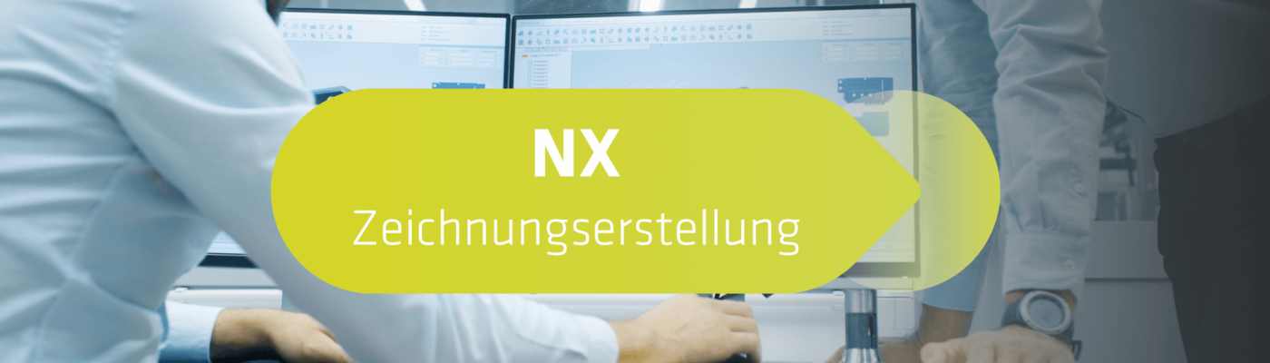 Beitragsbild zum NX-Training zur Zeichnungserstellung. Eine Person sitzt vor zwei Bildschirmen, eine andere lehnt sich auf den Schreibtisch. Auf den Bildschirmen sind CAD-Modelle zu sehen.