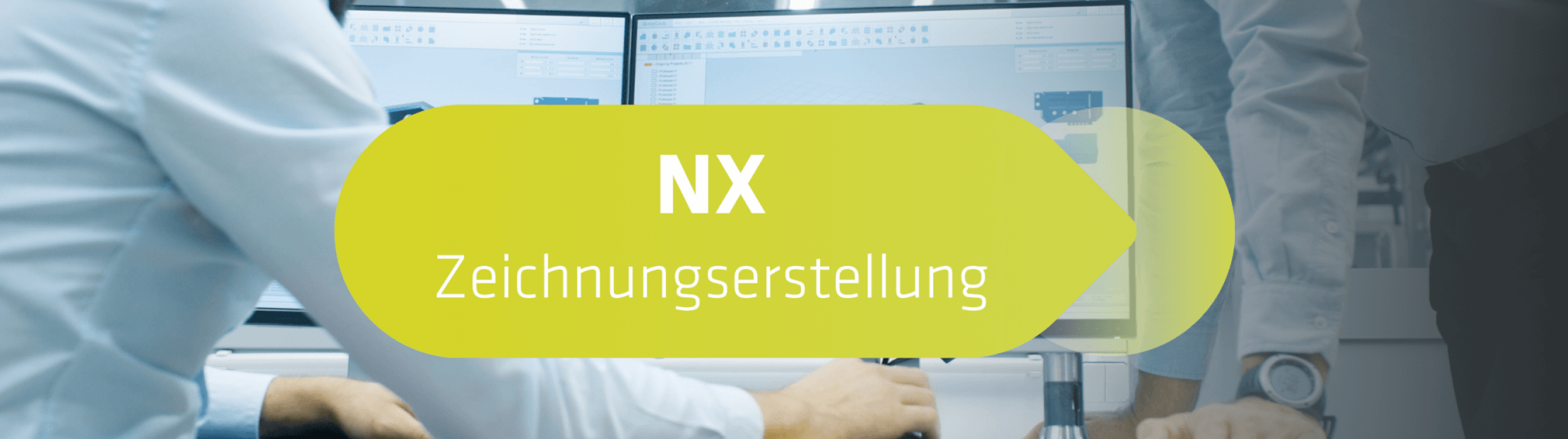 Beitragsbild zum NX-Training zur Zeichnungserstellung. Eine Person sitzt vor zwei Bildschirmen, eine andere lehnt sich auf den Schreibtisch. Auf den Bildschirmen sind CAD-Modelle zu sehen.