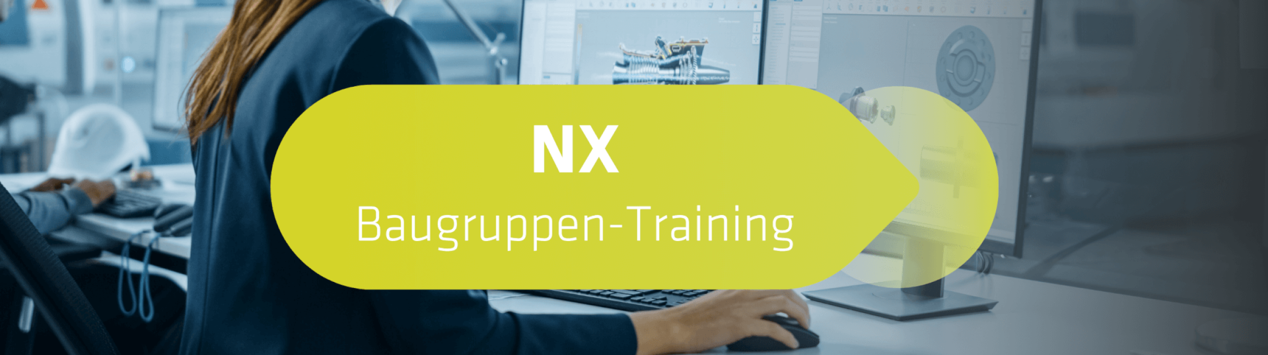 Beitragsbild des NX-Baugruppen-Trainings. Eine Person sitzt vor zwei Bildschirmen, auf denen CAD-Modelle zu sehen sind.